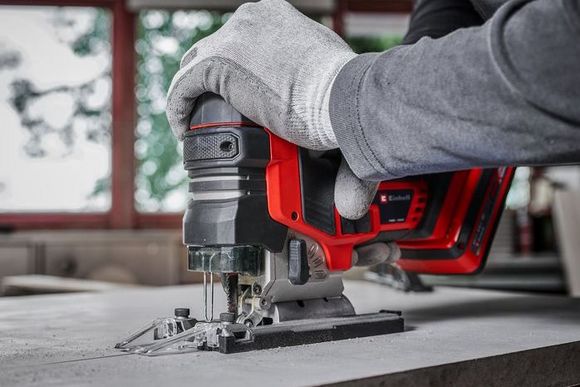 Person sägt Holz mit Stichsäge